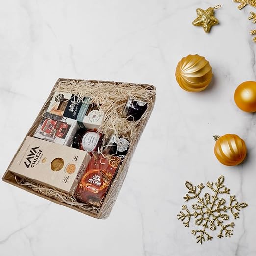 Luxury Christmas Cheese & Crackers Hamper Basket – Deluxe Food Gift with Cheese, Biscuits, Jam, Chutney & Tea – Festive Gift for Couples, Families & Food Lovers